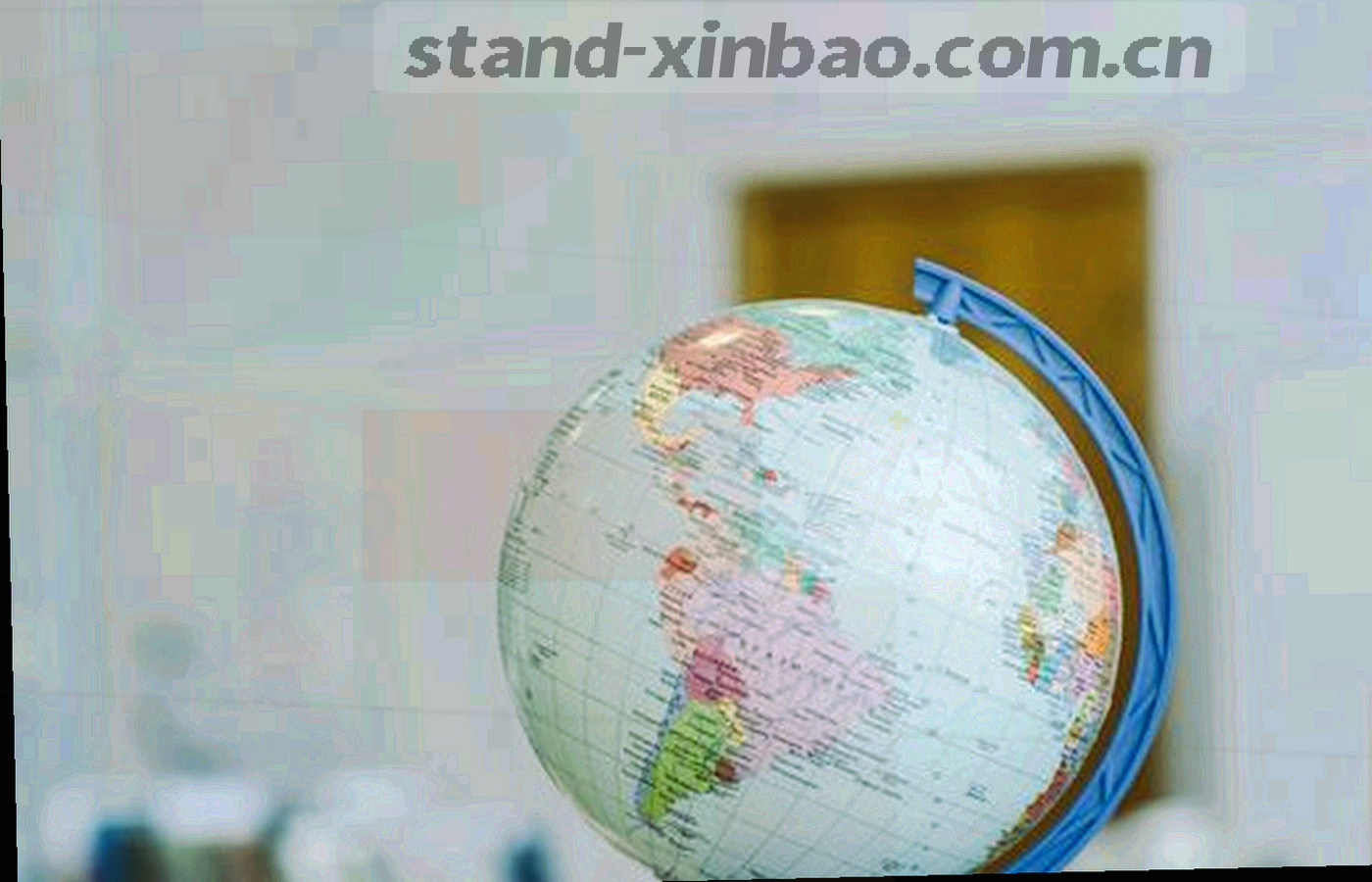 手机与桌面端测试版面板并排展示，深墨绿界面配荧光青柠高亮